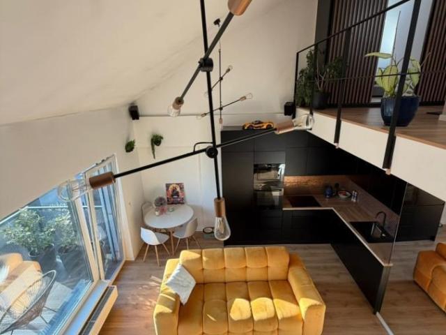 Nowoczesny loft z antresolą, balkonem i światłem