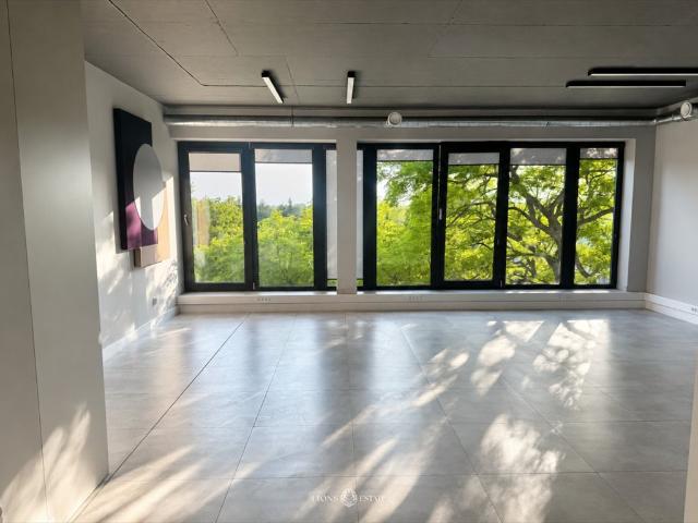 Nowoczesne biuro na ostatnim piętrze z panoramicznym widokiem