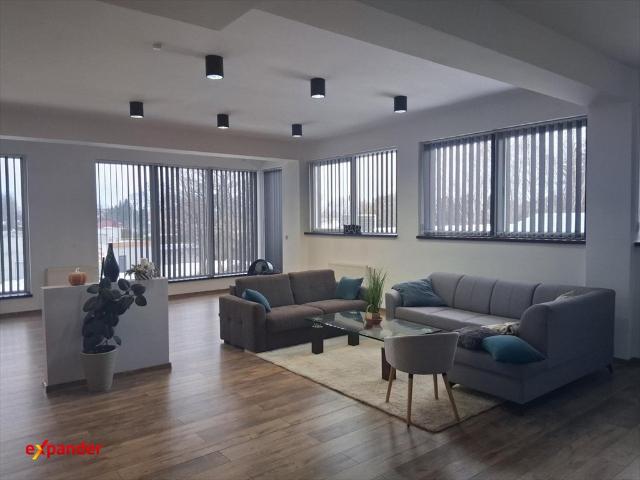 Nowoczesne biuro 150 m² z pełnym wyposażeniem i dużymi oknami