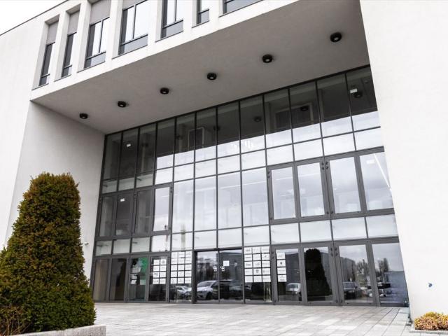 Wynajem biura 15,55 m² z pełnym wyposażeniem i parkingiem