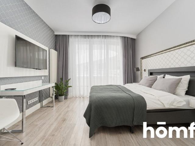 Luksusowe studio z balkonem, basenem i pełnym wyposażeniem