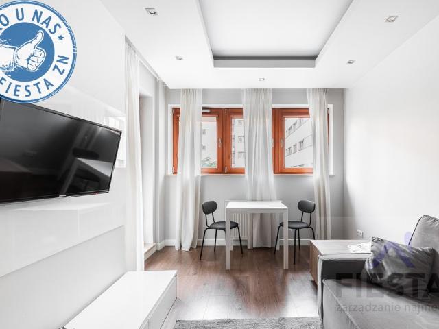 Nowoczesne 40 m² w apartamentowcu przy Wroniej, Wola
