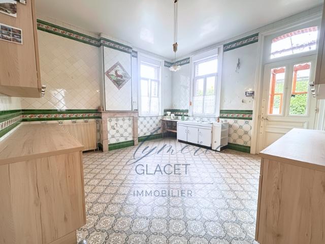 Noyelles sur Selle — Grande maison familiale de 234 m², dépendances et cour pavée. Une maison de caractère, désormais à 276 000 €