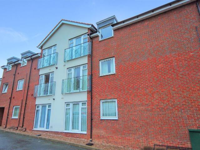 NN8, Croyland Road, Wellingborough, 2 bed flat to rent, £950 pcm | PrimeLocation