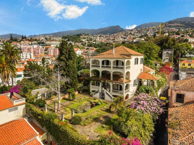 Numa encosta elevada sobre o centro do Funchal, esta quinta. 931m² Santa luzia funchal