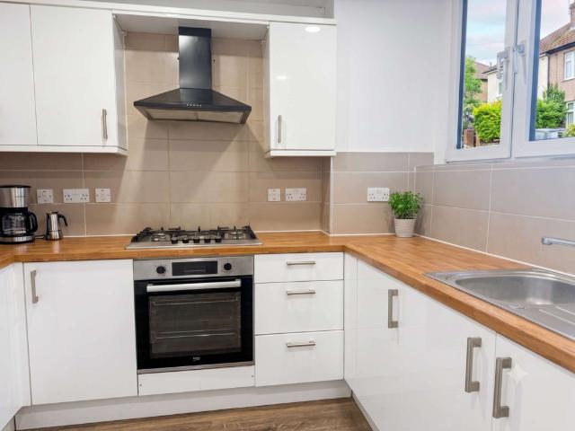 Nunhead Crescent, London SE15 3 bed flat to rent £2,400 pcm £554 pw