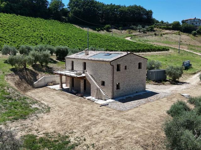 Nuova casa di campagna ricostruita a Ripatriansone 256m² Ripatransone