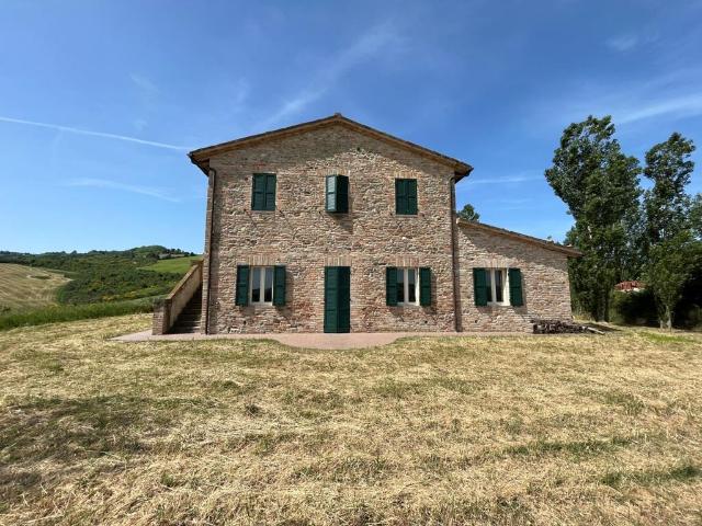 Nuova ed posizione dominante a pochi minuti dai sevizi 320m² Urbino