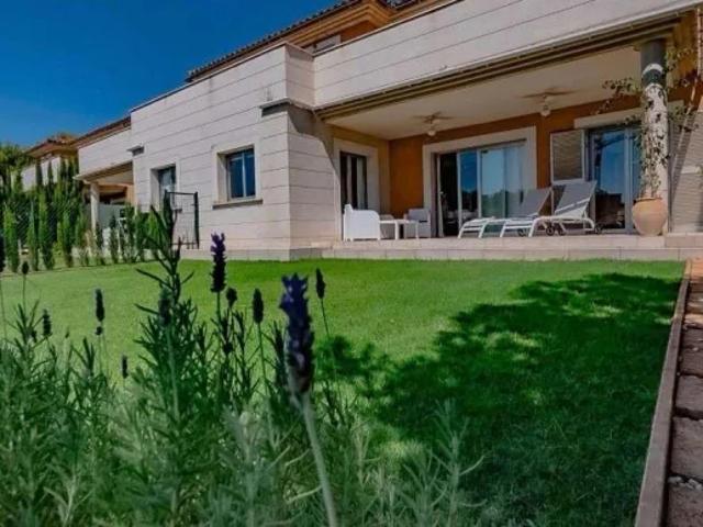 Nueva casa adosada en una residencia bien mantenida con piscina en Cala Vinyes