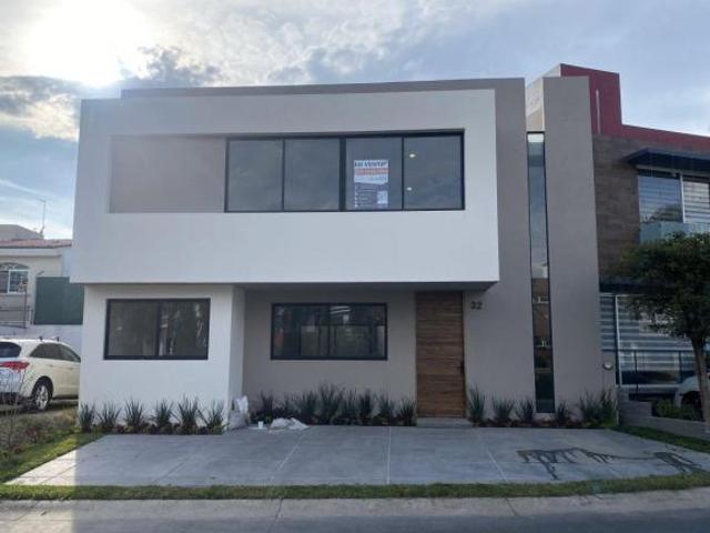 Nueva Galicia CASA NUEVA Frente a casa club