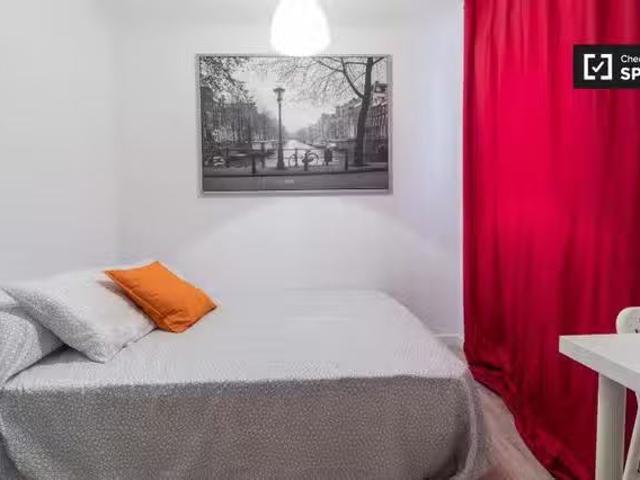 Bonito Acogedora habitación en apartamento de 4 dormitorios en.