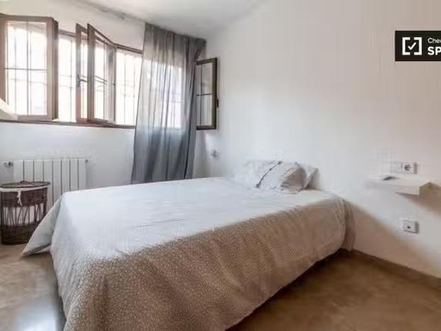 ¡Recién llegado! Acogedora habitación en apartamento de 3 dorm.