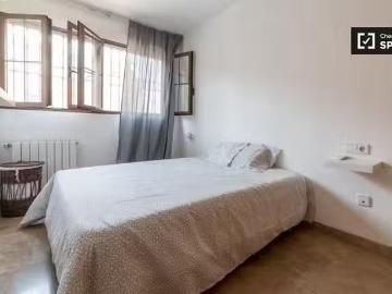 Barato Acogedora habitación en apartamento de 3 dormitorios en.