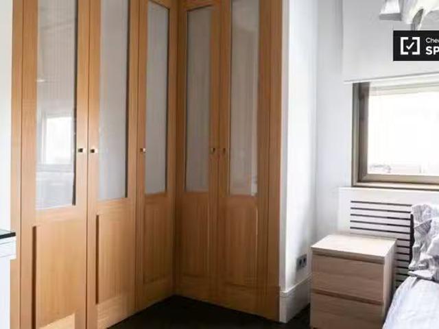 ¡Oferta! Acogedora habitación en piso de 5 habitaciones en Mir.