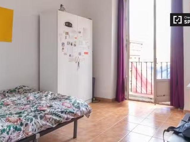 ¡Recién llegado! Alegre habitación para alquilar en piso de 4.
