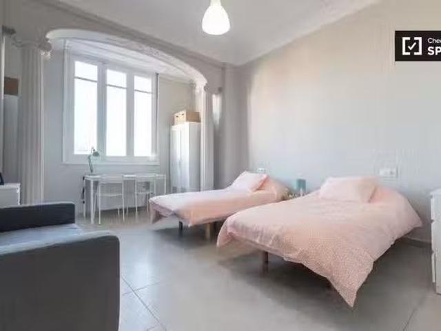 Encantador Amplia habitación en un apartamento de 5 dormitorio.