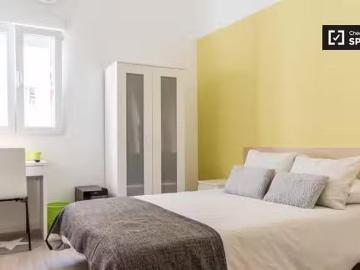 ¡Recién llegado! Amplia habitación en un apartamento de 5 dorm.