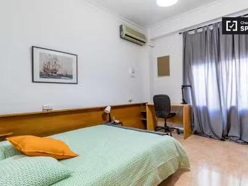 Acogedor Amplia habitación en apartamento de 5 dormitorios en.