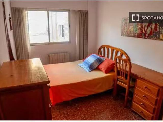 Bonito Amplia habitación en piso compartido en Marxalenes, Val.