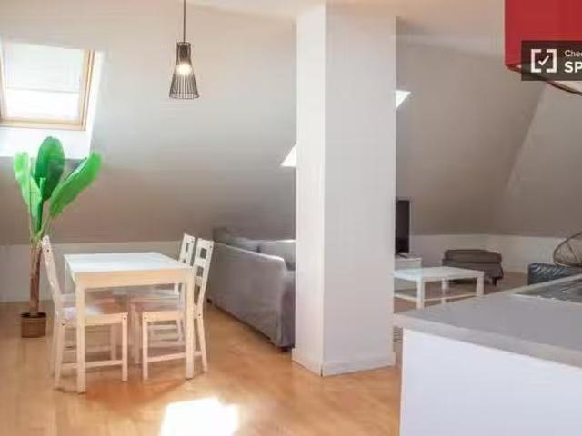 ¡Recién llegado! Apartamento de 1 dormitorio cerca de la Plaza.