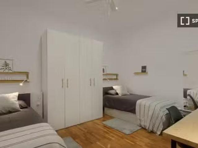 Nuevo Cama en habitación compartida en piso de 7 habitaciones.