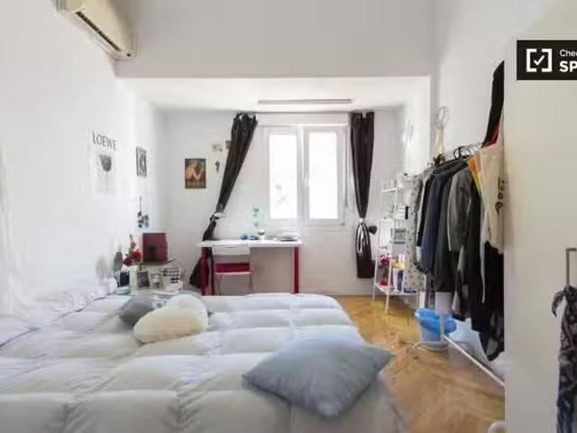¡En alquiler! Cómoda habitación en alquiler en piso de 8 habit.