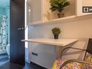 ¡Recién llegado! Gran habitación en piso compartido en Barri G.