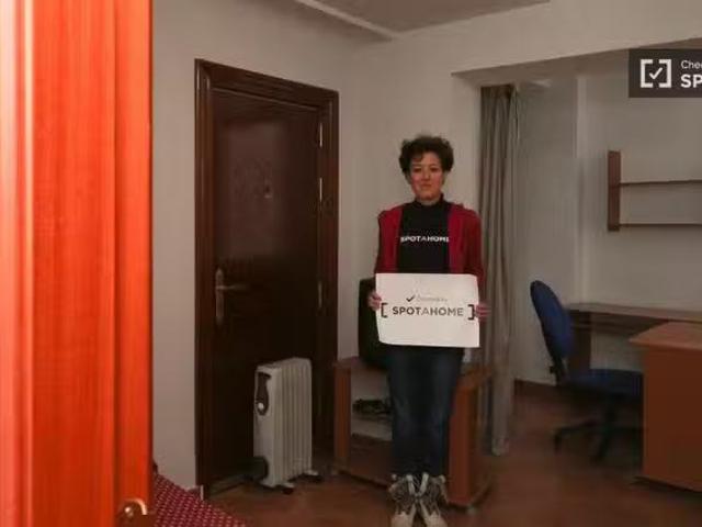 ¡Recién llegado! Gran habitación en piso compartido en Granada.