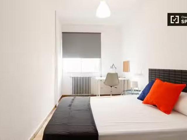 ¡Oferta! Habitación moderna en un apartamento de 8 habitacione.