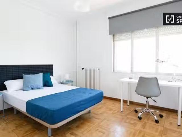 ¡Recién llegado! Habitación abierta en apartamento de 8 habita.