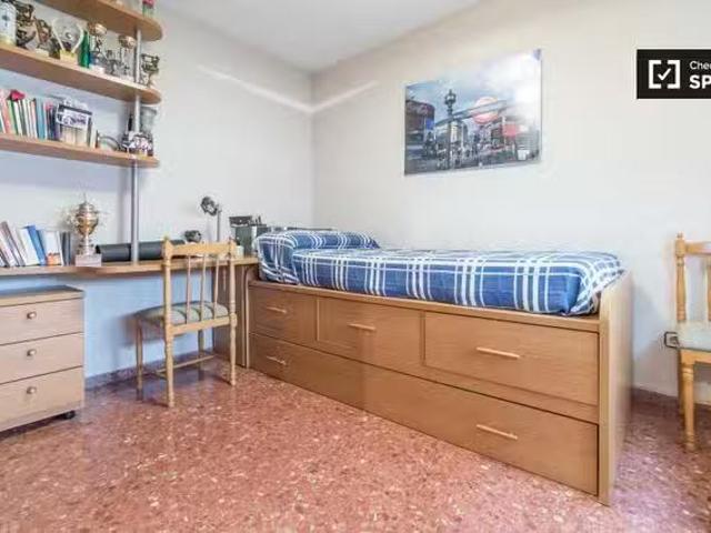 ¡Recién llegado! Habitación acogedora en apartamento de 4 dorm.