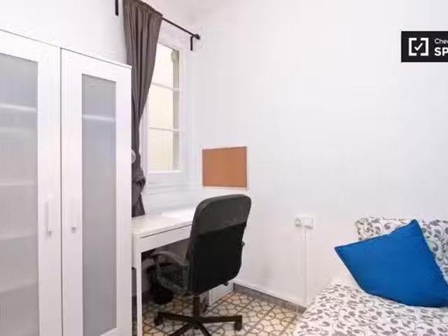 Bonito Habitación acogedora en apartamento de 4 dormitorios en.