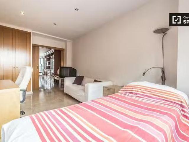 ¡Oferta! Habitación amueblada en apartamento de 4 dormitorios.