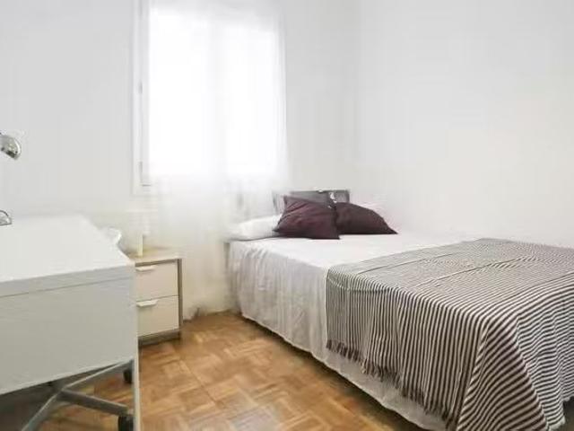 Encantador Habitación en Avenida de Bruselas, Guindalera
