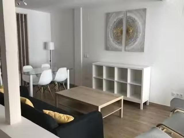 ¡Renta! Habitación en Avenida Reina Mercedes, Sector Sur