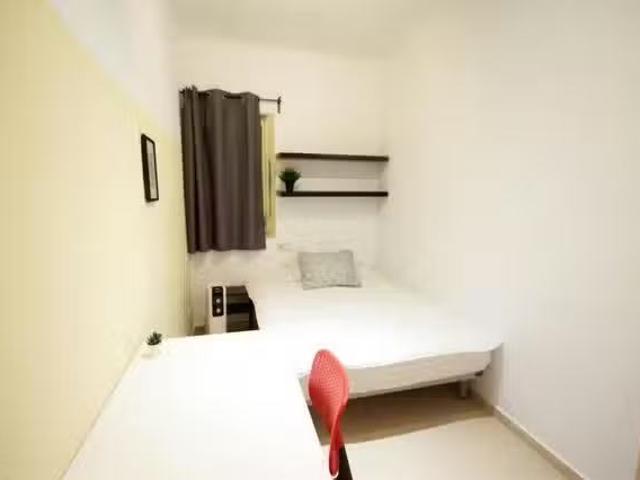 Bonito Habitación en Avinguda de Madrid, Sants Badal