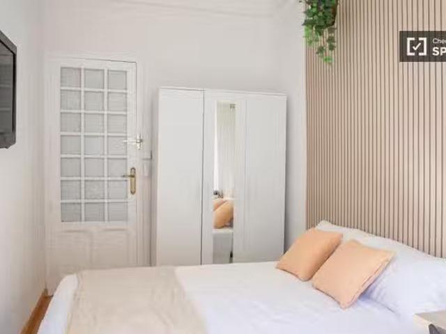 Acogedor Habitación en alquiler en un apartamento de 5 dormito.