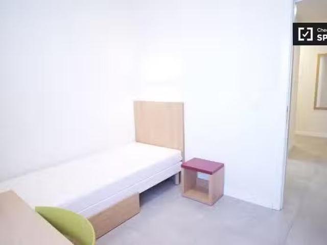 Barato Habitación en apartamento de 3 habitaciones en Cartuja.