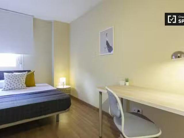 Acogedor Habitación en apartamento de 5 dormitorios en Puerta.