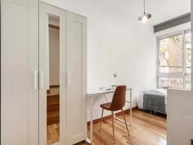 Encantador Habitación en Calle de Mesena