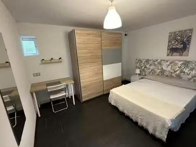 ¡En alquiler! Habitación en Calle de Valdesangil, Valdezarza