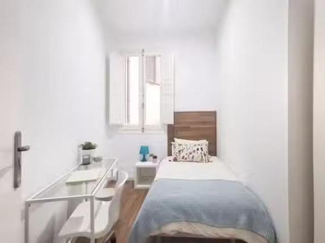 ¡Recién llegado! Habitación en Calle de Valencia