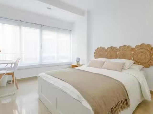 Único Habitación en Calle Italia, Ensanche Diputación