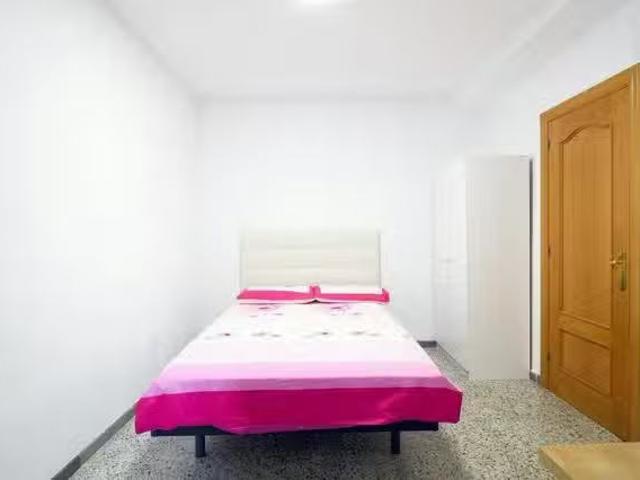 Bonito Habitación en Carrer d'Albert Llanas, La Salut