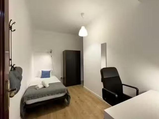 ¡En alquiler! Habitación en Carrer de Vilamarí, Sant Antoni