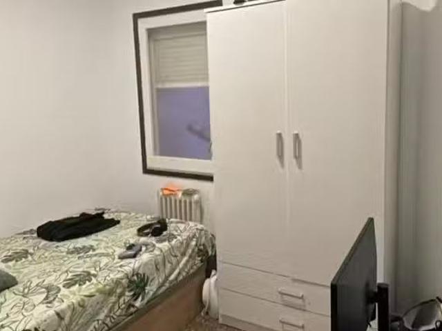 Encantador Habitación en Carrer de Castellet, Pedralbes