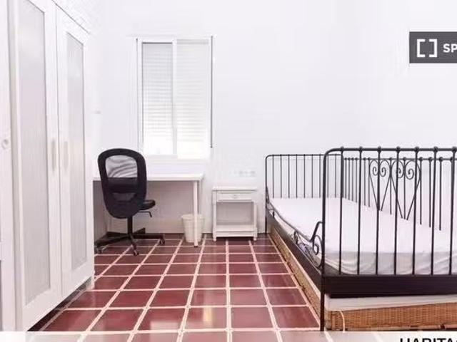 Barato Habitación en piso compartido de 5 camas en el Sector S.