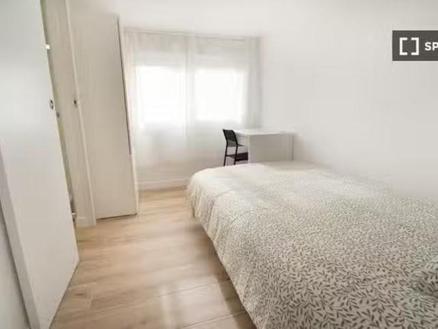 ¡Recién llegado! Habitación en piso compartido de 5 habitacion.