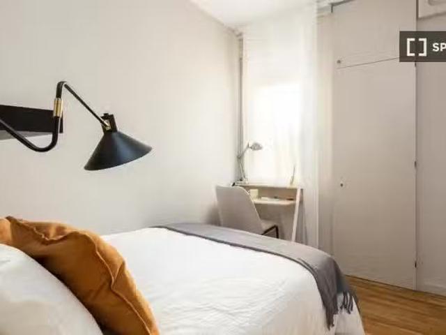 Único Habitación en piso compartido de 6 habitaciones, Les Corts