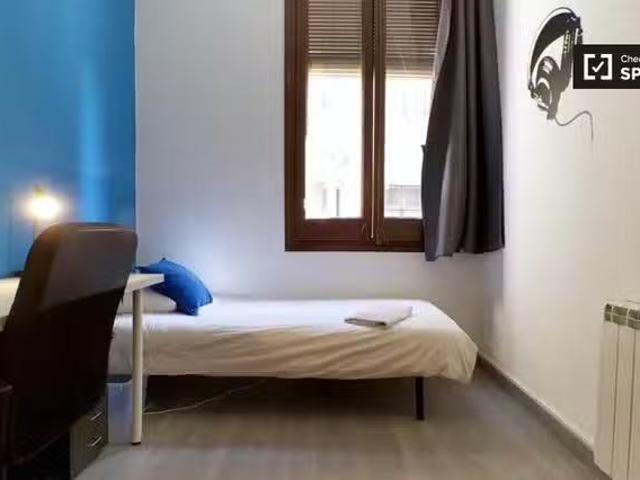 ¡Oferta! Habitación en piso compartido de 10 habitaciones en e.
